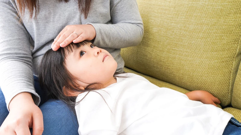 Thân nhiệt tăng cao đột ngột và không giảm sau nghỉ ngơi, lau mát là dấu hiệu nghiêm trọng
