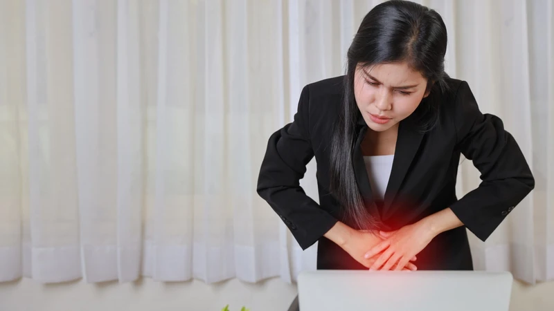 Đau bụng dưới hoặc đau vùng chậu là một trong những biểu hiện của sỏi bàng quang ở nữ