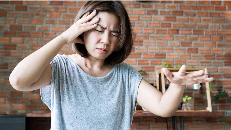 Dấu hiệu tai biến nhẹ thường gặp là run tay chân, khó giữ thăng bằng khi vận động