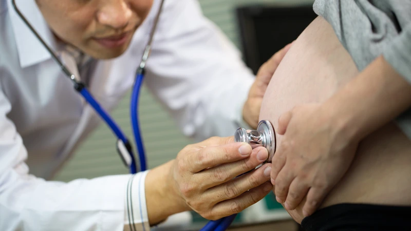 Ra máu nhiều, đau bụng dữ dội hoặc sốt cao là những dấu hiệu mẹ bầu cần đi khám ngay