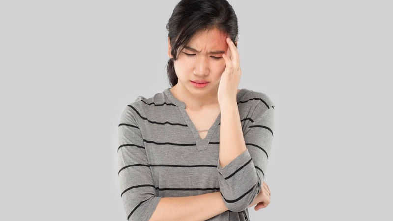 Một số người khi thiếu ngủ sẽ bị đau đầu âm ỉ hoặc đau căng vùng trán, vùng thái dương