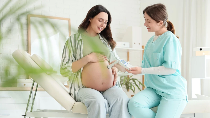 Theo dõi sát sao tình trạng sức khoẻ của mẹ và thai nhi