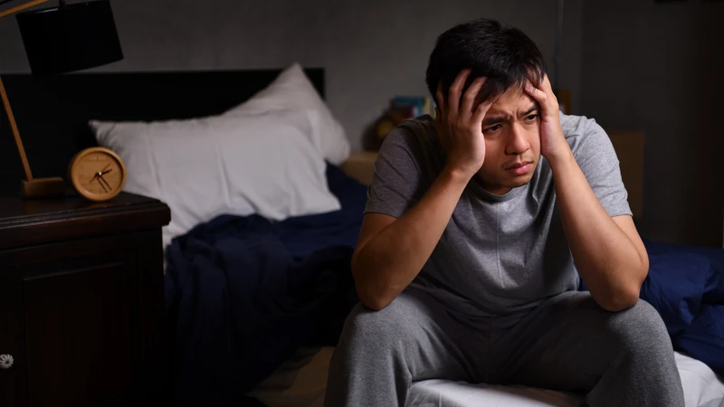 Dấu hiệu thừa axit folic có thể bao gồm buồn nôn, đau đầu, đầy bụng, mệt mỏi và mất ngủ