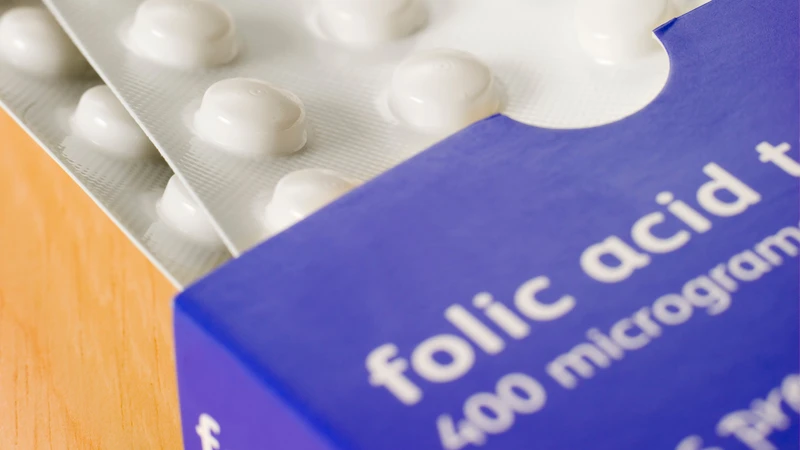 Bổ sung quá nhiều axit folic trong thời gian dài có thể che lấp tình trạng thiếu vitamin B12