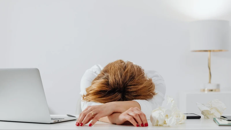 Tiền mãn kinh gây ra cảm giác mệt mỏi thường xuyên mà không rõ nguyên nhân