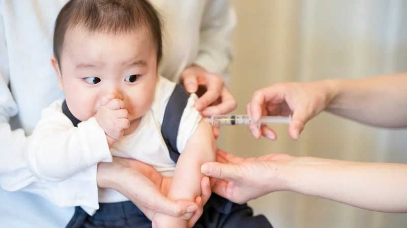 Tiêm chủng đầy đủ giúp bảo vệ trẻ trước nhiều bệnh nguy hiểm dễ nhầm với dấu hiệu mọc răng