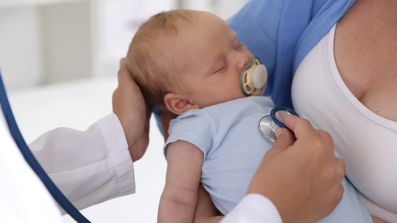Nhiễm liên cầu khuẩn nhóm B khởi phát muộn xảy ra ở trẻ sơ sinh sau 7 ngày tuổi đến khoảng 3 tháng tuổi