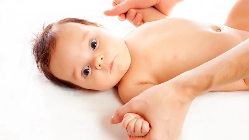 Nếu trẻ ít phản ứng, khó tập trung hoặc nhanh chóng mất sự chú ý khi tương tác, cha mẹ nên chú ý theo dõi thêm