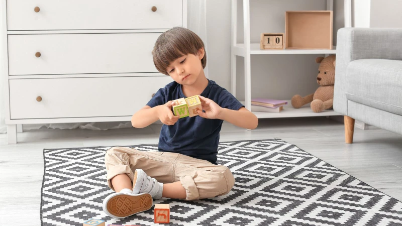 Dấu hiệu của tự kỉ là trẻ ít hoặc không nói chuyện, chậm nói hơn hẳn so với bạn bè cùng tuổi