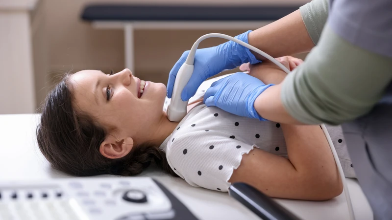 Siêu âm giúp đánh giá cấu trúc u nang tuyến giáp ở trẻ em