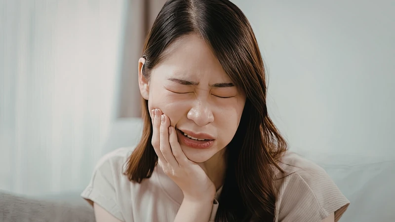 Đau khoang miệng kéo dài, tăng dần và không rõ nguyên nhân là dấu hiệu cần cảnh giác