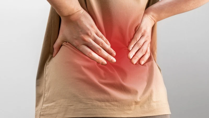 Đau lưng âm ỉ kéo dài có thể liên quan đến nhiều vấn đề sức khỏe