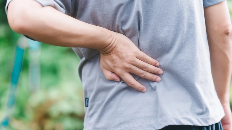 Bệnh lý viêm cột sống có thể gây đau lưng kéo dài và cứng lưng sau nghỉ ngơi