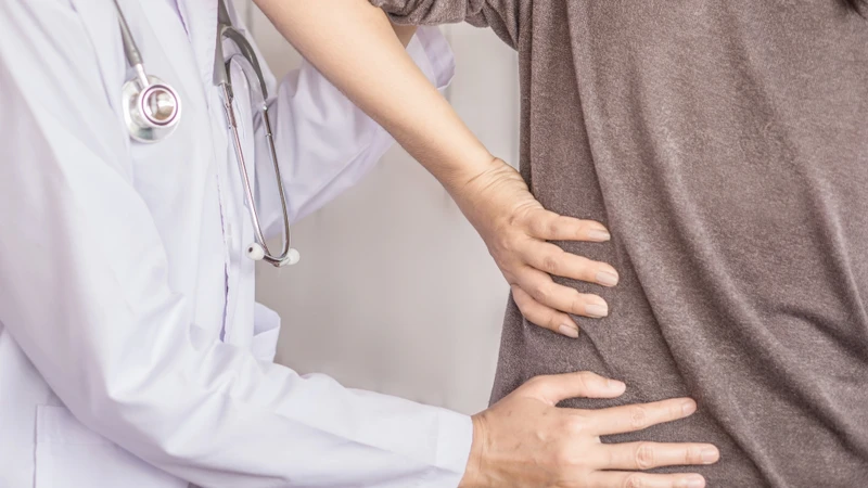 Nên thăm khám bác sĩ nếu đau lưng kéo dài