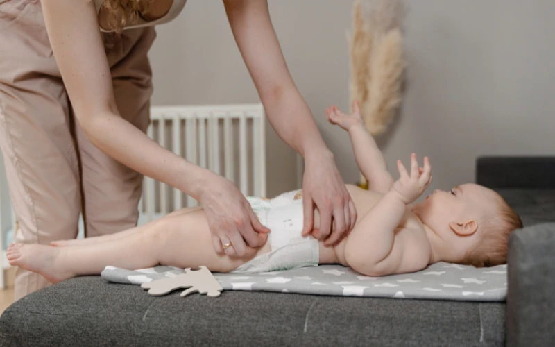 Duy trì thói quen chăm con không đúng tư thế, khom lưng nhiều có thể gây đau lưng sau khi sinh mổ