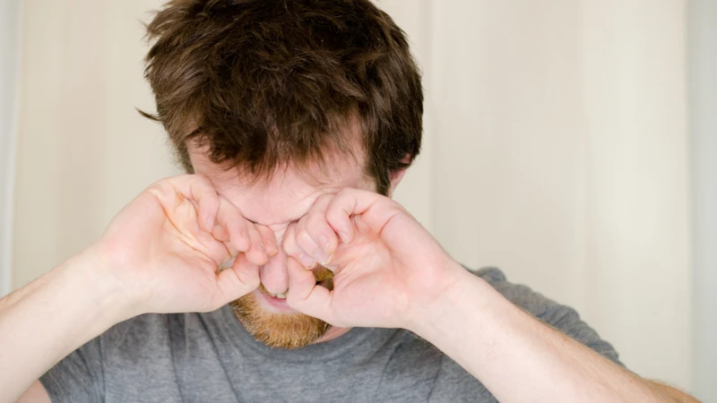 Đau mắt đỏ chảy dịch vàng là gì? Nguyên nhân, cách xử trí & cảnh báo cần biết 5