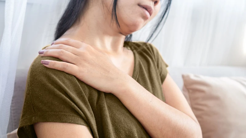 Đau vai gáy kéo dài cần được thăm khám để xác định nguyên nhân