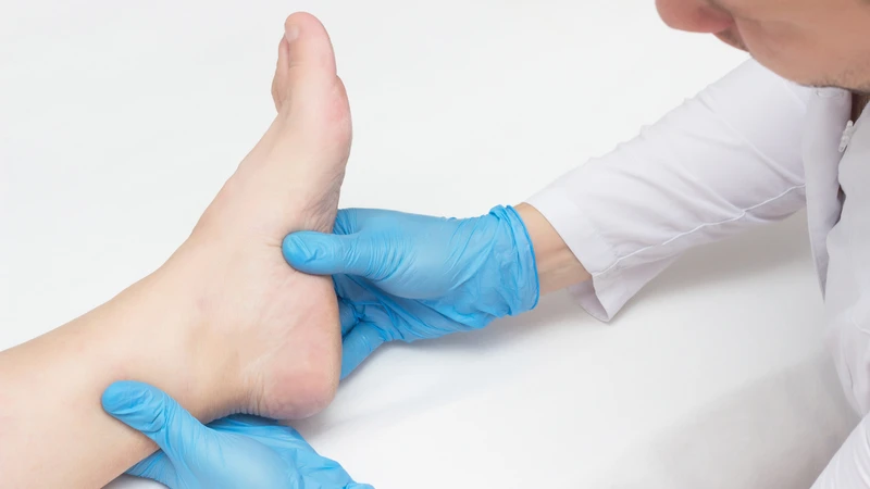 Điều trị đau mu bàn chân cần dựa vào nguyên nhân cụ thể