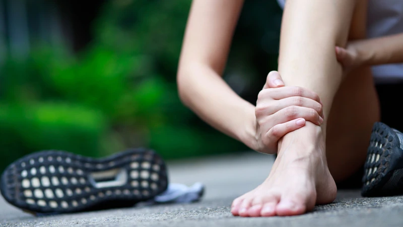 Đau mu bàn chân có thể liên quan chấn thương hoặc bệnh lý khớp