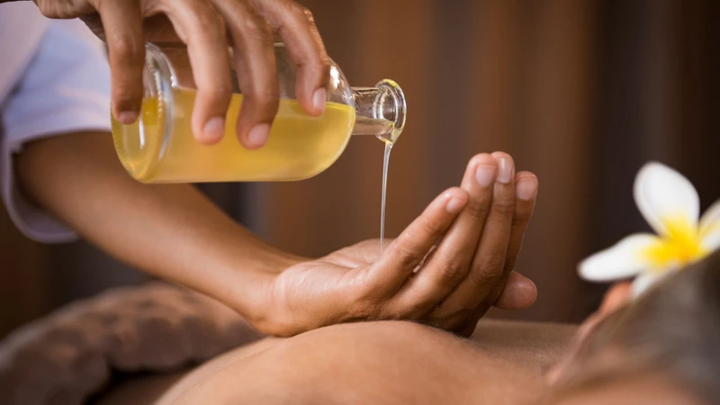 Dầu mù u giúp bổ sung độ ẩm và hỗ trợ duy trì làn da mềm mại