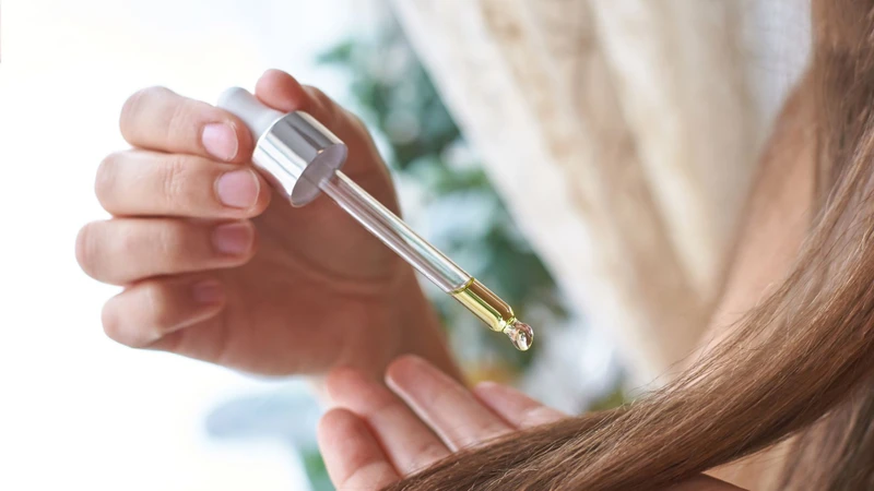 Tìm hiểu dầu mù u có tác dụng gì đối với mái tóc khô xơ và thiếu độ ẩm