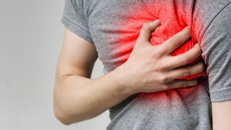Đau ngực kiểu màng phổi thường liên quan đến tình trạng viêm hoặc tổn thương tại màng phổi