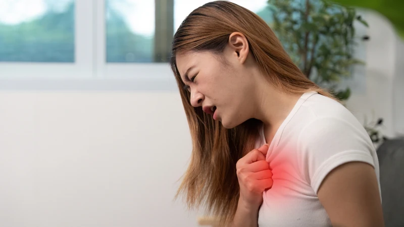 Tình trạng tắc nghẽn động mạch phổi do huyết khối có thể gây đau ngực đột ngột, tăng khi hít sâu