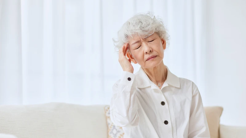 Căng thẳng, mất ngủ hay tư thế sinh hoạt không hợp lý thường là yếu tố kích thích cơn đau đầu