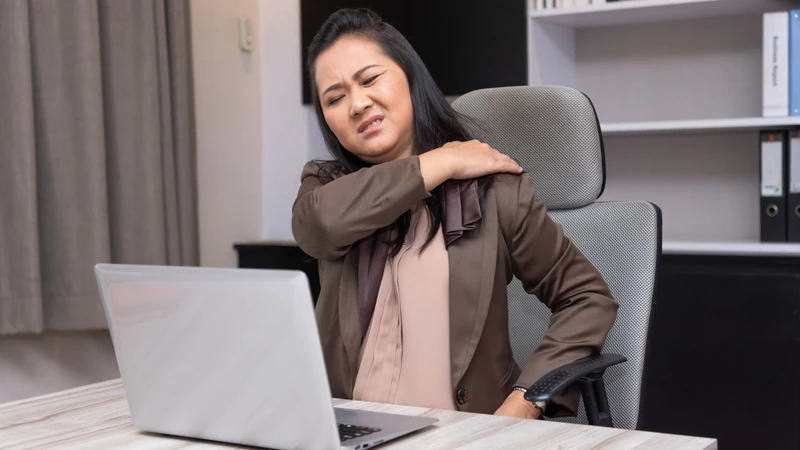 Đau nửa người bên phải có thể liên quan thần kinh hoặc cơ xương khớp