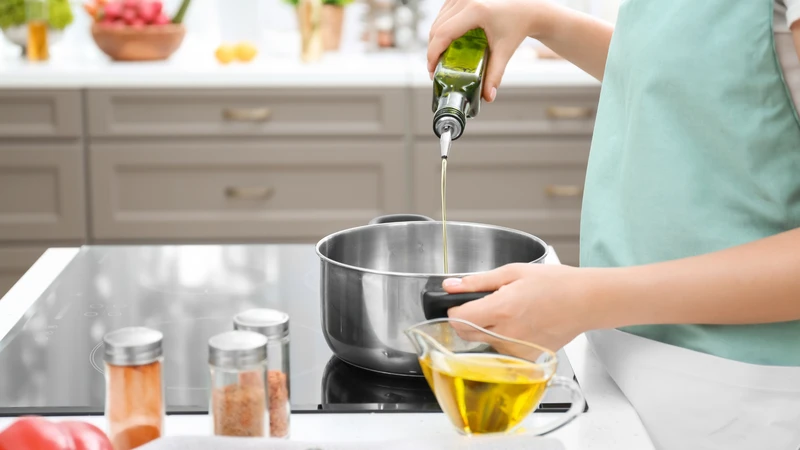 Sử dụng dầu ăn hợp lý trong chế độ dinh dưỡng cân bằng giúp hỗ trợ sức khỏe tim mạch
