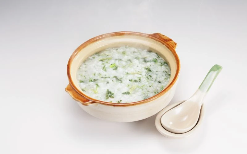 Ở trẻ nhỏ bạn có thể thêm 1 muỗng dầu oliu vào súp, cháo cho trẻ
