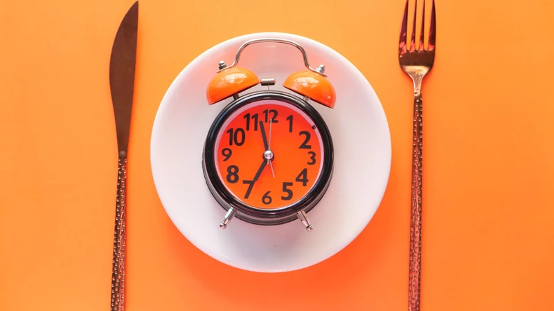 Ăn đúng giờ và tránh để bụng đói quá lâu giúp giảm triệu chứng