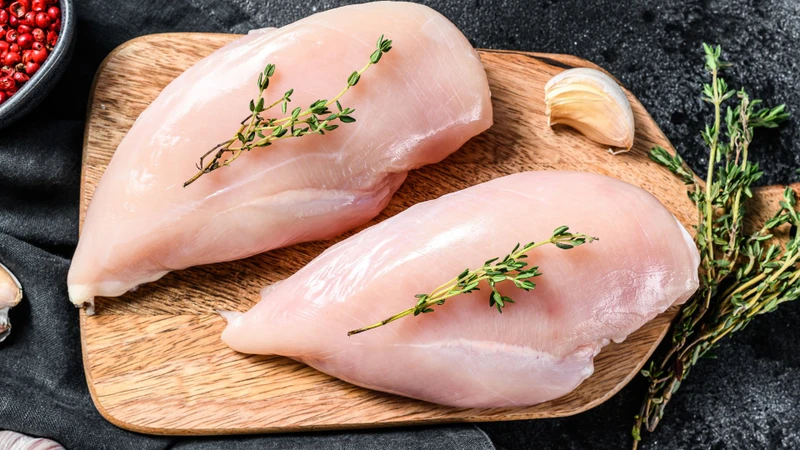 Bạn nên ưu tiên ăn phần thịt ức gà khi bị đau răng