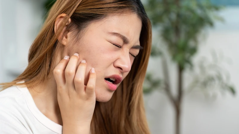 Nhức đầu do răng khôn thường đi kèm đau hàm rõ ràng