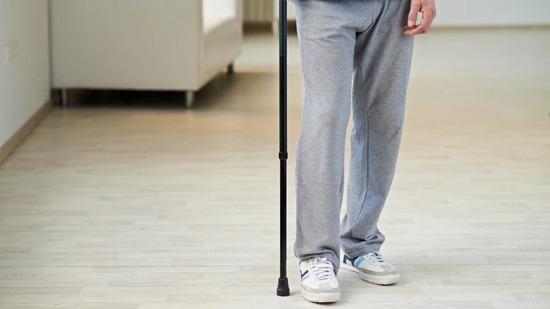 Đau thắt lưng có thể gây ra biến chứng khó đi lại