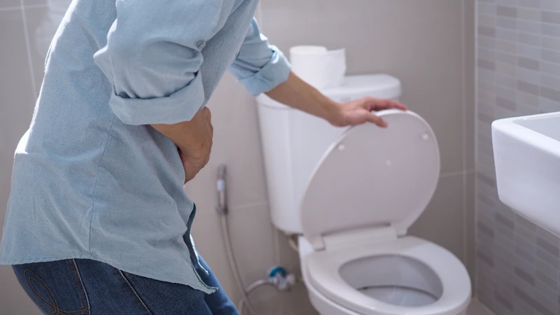 Đau thượng vị kèm phân đen có thể cảnh báo tổn thương đường tiêu hóa