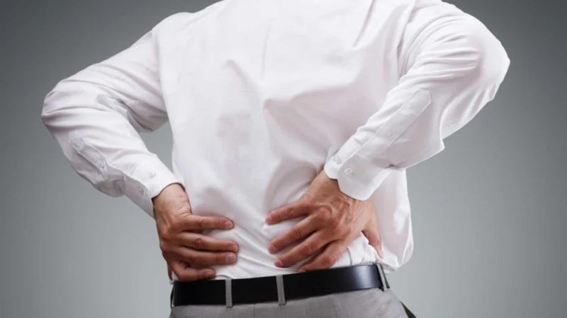 Đau vùng thắt lưng có thể là dấu hiệu sỏi thận ở nam giới