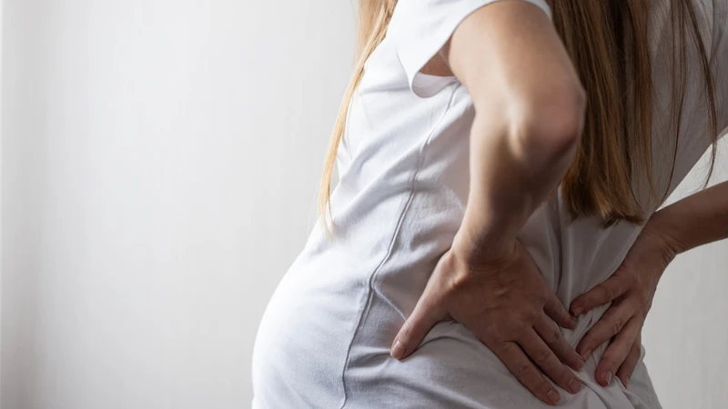 Đau xương cụt khi mang thai khiến mẹ bầu nhức mỏi, nhất là lúc ngồi lâu hoặc đổi tư thế