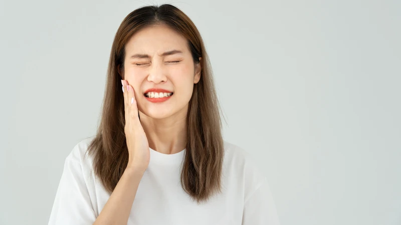 Viêm nha chu, sâu răng hoặc áp xe răng cũng có thể gây đau xương hàm gần mang tai