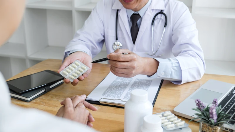 Bác sĩ có thể chỉ định thuốc giảm đau để hỗ trợ kiểm soát tình trạng đau xương hàm gần tai