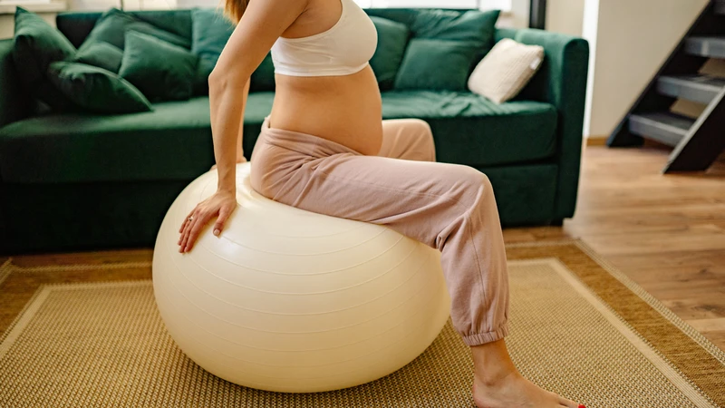 Điều chỉnh tư thế có thể giúp giảm áp lực lên vùng chậu