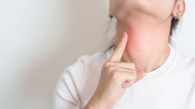 Đau yết hầu là tình trạng xuất hiện cảm giác đau, rát hoặc khó chịu tại vùng yết hầu