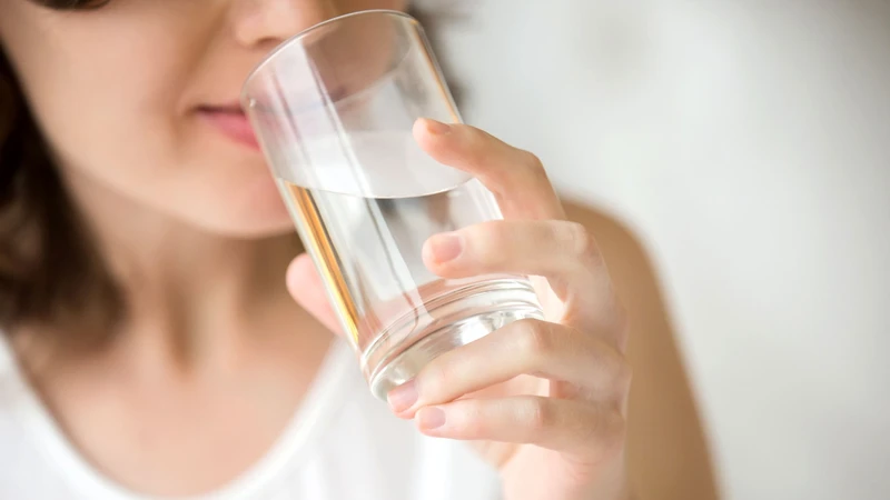Uống đủ nước mỗi ngày từ 1,5 đến 2 lít, ưu tiên nước lọc hoặc nước ấm sẽ giúp giảm đầy bụng khó chịu