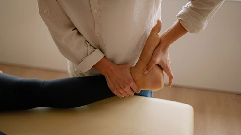 Bạn nên đến cơ sở y tế nếu cơn đau kéo dài hơn 48 giờ và không giảm dù đã nghỉ ngơi