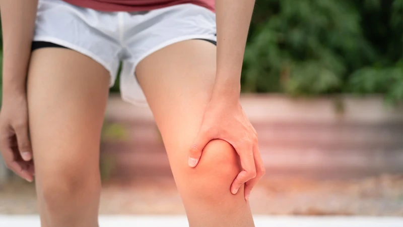 Đau và sưng quanh khớp gối trong vài giờ đầu là dấu hiệu của tổn thương dây chằng