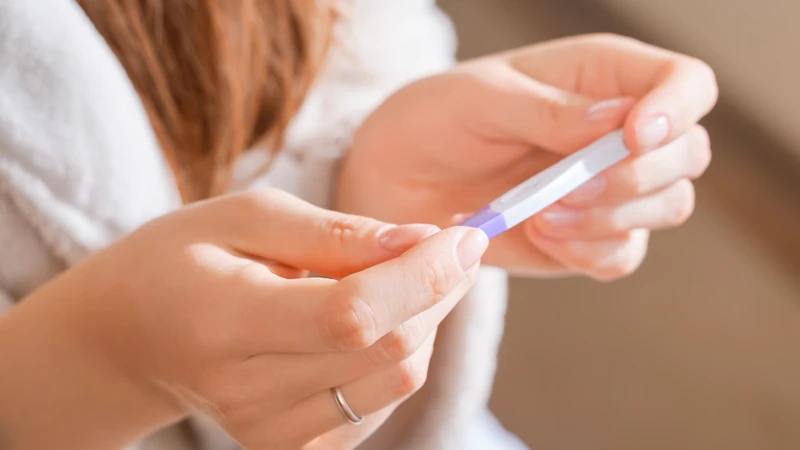 Que thử thai hoặc xét nghiệm máu giúp xác định có mang thai hay không
