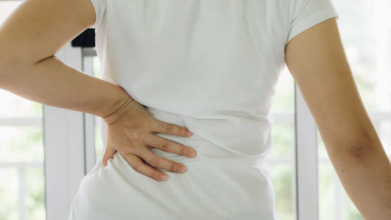 Đau hạ sườn phải, buồn nôn và sốt là những triệu chứng có thể gặp