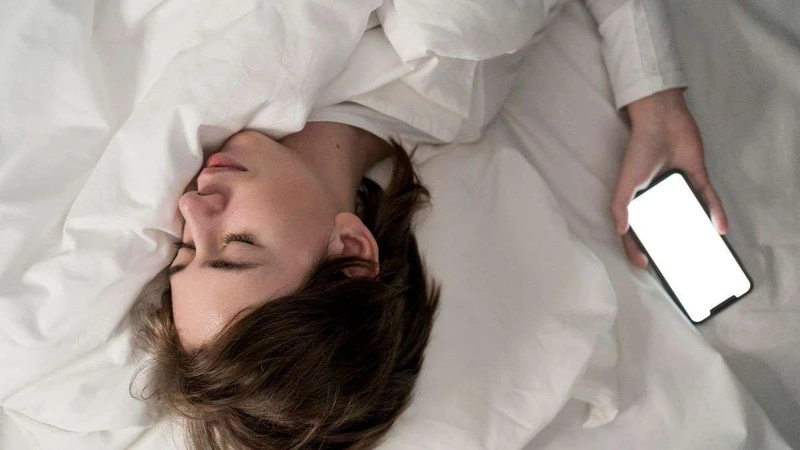 Để điện thoại gần đầu khi ngủ có sao không là vấn đề được nhiều người quan tâm hiện nay