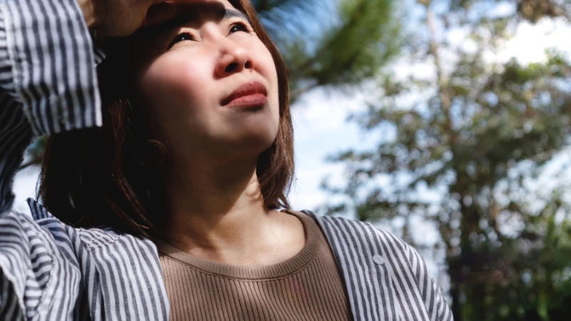 Tiếp xúc ánh sáng mạnh và tia UV có thể tổn thương mắt theo thời gian
