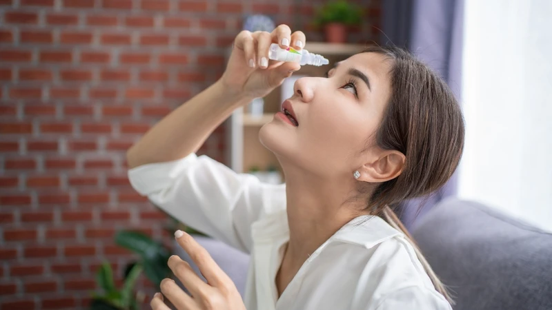 Đeo lens ngủ trưa được không? Tác hại và cách sử dụng lens an toàn 5